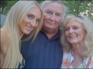 Jennings Osborne with daughter Breezy (left) and wife Mitzi. Osborne died in 2011. Image from KATV.com.
