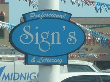 It's not a good sign (pun intended) when the signmaker doesn't know that an apostrophe isn't needed here. Image found on FunnyLittleFrog.